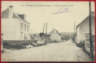 CPA VOUNEUIL SUR VIENNE LA POSTE ET L AVENUE DU PONT