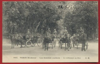 CPA Paris Moderne - Les femmes cochers - Le ralliement au bois