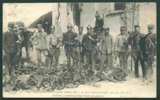 premiere guerre mondiale CPA Neufmontiers – Meaux – Soldats examinant leur butin de guerre