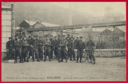 cpa-saulnes-longwy-greves-bassin-minier-mines-entree-usine-gardee-troupes